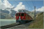 Der Bernaina RhB ABe 4/4 n 54 und ein weiterer habe mit ihrem Bernina Express bald den Scheitelpunkt ihrer Reise erreicht: am Lago Binaco, kurz vor Bernina Ospizio.