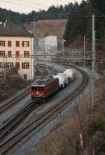 Die schne RhB Ge 6/6 II mit einem Gterzug verlsst Reichenau Tamins Richtung Thusis.