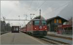 RhB Ge 4/4 II 613 mit einen RE Disentis - Scuol bei der Durchfahrt in Felsberg.