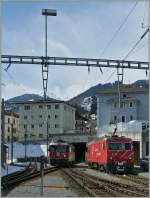 Disentis, Lokwechsel beim Glacier Express: ...und fhrt bis zur Rckleistung auf ein Abstellgleis, wherend die MGB HGe 4/4 bereits zum Glacier Express hinfhrt.