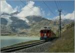 Bernina Regionalzug Richtung Sden am Laco Bianco kurz vor Bernina Ospizio.