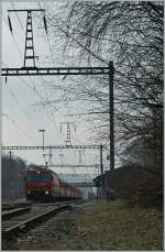 Die werbelose RhB Ge 4/4 III 644 mit einem Albulaschnellzug in Felsberg.