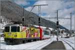 RhB Ge 4/4 II 611 erreicht mit dem Glacier Express Disentis.