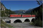 Die RhB Ge 6/6 II 707 befährt mit ihrem Albulaschnellzug kurz nach Muot den Albulaviaduk I und wird gleich in den 1598 m langen Rugnux Kehrtunnel fahren.