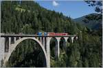 Eine RhB Ge 4/4 III mit ihrem Regionalzug von Filisur nach Davos Platz auf dem höchsten RhB Viadukt, dem Wiesenviadukt.