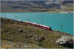 Ein RhB  Allegra  mit einem Regionalzug nach St.Moritz am Lago Bianco kurz nach Bernina Hospiz.