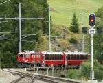 Die Ge 4/4 I 609 trifft mit dem Bernina Express in Bergn ein.