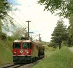 Die RhB Ge 4/4 II mit zwei aufgeschemelten SBB Gterwagen kurz vor Reichenau am 10.