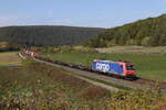 482 019 von  SBB Cargo  mit einem schwach beladenem Containerzug aus Gemnden kommend am 12.