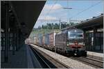 Die SBB Cargo International 193 701 fährt mit einem Güterzug in Richtung Italien durch den BLS Bahnhof von Spiez.

23. Juli 2024 