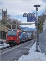 Die 193 475  ist als SBB International mit dem  Novelis  Güterzug von Sierre nach Göttingen unterwegs und fährt durch den Bahnhof von Vevey. 

13. Jan. 2026