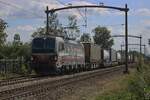 SBBCI 193 545 zieht am 21 Augustus 2025 ein umgeleiteter KLV durch Hulten und wird vom hinter den Bahnbergang fotografiert.