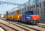   Die SBB Cargo Eem 923 013-7  Le Moléson  (Eem 97 85 1 923 013-7 CH-SBB C) fährt am 18.05.2018 mit einem Slps-x Flachwagen mit drei ACTS Abrollcontainer durch den Bahnhof Neuchâtel.