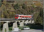 Ein Region Alps Nina ist bei Sembrancher auf dem Weg von Le Châble nach Martigny und fährt über die 370 Meter lange Sembrancher Brücke. Die Stammstrecke der M-O führt nach Orsière, da beim Bau das Fernziel Aosta/Italien im Visier stand. Doch zum Bau der Mauvoisin Staumauer errichtete man die Zweistrecke nach Le Châble, die im August 1953 in Betrieb ging und heute danke dem Wintersportort Verbier weit mehr Verkehr aufweist, als der Streckenast nach Orsière.

30. Okt. 2024 