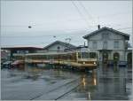 Pflgt sich durch Verkehr und Regen: A-L Regionalzug nach Leysin kurz nach der Abfahrt in Aigle.