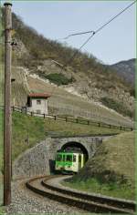 Der ASD BDe 4/4 401 verlsst gerade einen kurzen Tunnel bei Verschiez am 27.