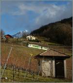 In weiten Schleifen durch die Rebberge oberhalb von Aigle gewinnt der ASD Regionalzug 442 an Höhe.