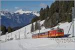 Die TPC BVB HGe 4/4 mit ihrem Regionalzug auf Talfahrt bei Col-de-Soud.