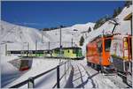 Der BDeh 4/4 81 verlässt mit seinem Zug den Bahnhof von Col de Bretaye während die TPC HGem 2/2 943 mit ihrer Schneefräse auf das freie Gleis wartet.