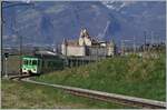 Der ASD TPC BDe 4/4 403 mit seinem Bt 434 ist beim Schloss von Aigle auf dem Weg nach Aigle.