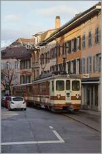 Der A-L Regionalzug 329 von Leysin nach Aigle bestehend aus dem Bt 351 und dem BDeh 4/4 302 erreichen auf der Fahrt zum Bahnhof von Aigle die Altstadt von Aigle, wo es wie zu sehne ist, ziemlich eng