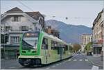 Bisher sah (und fotografierte) ich die TPC ABe 4/8 471 und 473; heute nun kann ich die  Serie  mit dem ABe 4/8 472 abschliessen: Der ABe 4/8 472 erreicht in Kürze den Bahnhof von Aigle wobei wie unübersehbar der Schienenweg auf diesem kurzen Abschnitt mitten auf der Strasse entlang führt.

20. Oktober 2024