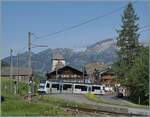 Der TPC ASD ABe 4/8 471 ist als R 71 428 auf dem Weg von Aigle nach Les Diablerets und erreicht praktisch unmittelbar nach dieser Aufnahme die Haltestelle Vers l'Eglise, dessen h�bscher Ort bei dieser Aufnahme etwas vom Zug verdeckt wird. 

31. Mai 2026
