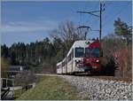 Der TPF Be 4/4 124 mit dem Bt 224 und ABt 223 auf der Fahrt von Bulle nach Broc Fabrique kurz vor der Ankunft im Bahnhof von Broc Village.