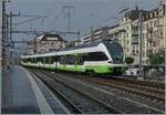 Der von der SBB gemeitet und in den TransN Farben gehalten RABe 523 075 erreicht den Bahnhof von Neuchâtel. 

26. Juni 2024