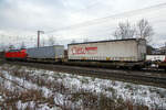 Hinter der DB 193 323-3....Der sechsachsige Gelenk-Taschenwagen (Doppeltaschenwagen in Gelenkbauart), 33 85 4956 771-7 CH-HUPAC der Gattung Sdggmrss, der HUPAC Intermodal SA, am 27.01.2023 im