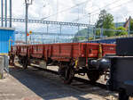 Zweiachsiger BLS Flachwagen mit Seiten-, Stirnwandklappen und Drehrungen, 99 85 9559 403-2 CH-BLS, Transportwagen Bau der Gattung X-w, abgestellt am 28.05.