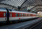 SBB Speisewagen/Restaurant WRm 61 85 88-94 113-7 CH-SBB (Umbau aus 88-75 113), eingereiht als Wagen Nr. 261 in den EC 6 (Interlaken Ost - Bern - Basel SBB - Köln Hbf - Dortmund Hbf), am 01 Juli 2025 im Hbf Köln. Dieser Speisewagen gehört zu den Einheitswagen IV, 2007 wurde er, wie alle EW IV Speisewagen, für Auslandseinsätze umgerüstet und zu 61 85 88-94 113-7 umgezeichnet. Der Wagen ist zugelassen für ein Höchstgeschwindigkeit von 200 km/h und RIC-fähig, zugelassen für CH (Lauffähig LBT/GBT/NBS) und D.

Um mehr Platz für Innenraum, Innenausstattung und die Küche zuhaben, besitzen die WRm Speisewagen keine Passagier-Einstiegstüren und keine Toilette, der Zugang ist nur über die Wagenübergänge möglich. Lediglich im vorderen Bereich der Küche, ist an den Längsseiten jeweils ein Beladetür vorhanden. 

TECHNISCHE DATEN:
Spurweite: 1.435 mm (Normalspur)
Länge über Puffer: 26.400 mm 
Drehzapfenabstand: 18.600 mm
Höchstgeschwindigkeit: 200 km/h
Eigengewicht: 48 t
Bremse: Frein O-PR+Mg (D)
Sitzplätze: 56 
Toilette: keine
Besonderheiten: Küche