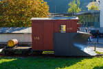 Der SPB - Schneepflug mit Eiskratzer X 103 der Schynige Platte-Bahn (ex WAB X 703) angestellt im Bahnhof Wilderswil am 02.10.2011, dahinter der Drehschemmelwagen SPB X 2.