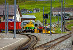 Beim Bahnhof Andermatt sind am 07 September 2021 abgestellt:  Rechts der zweiachsige MGB X 4909 Spurpflug „Disentis“, ex MGB X 4904, der Matterhorn-Gotthard Bahn (ex FO X 4904).