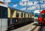 Der MOB Pullman Salonwagen Ars 101 steht am 28.05.2012 eingereiht in einem MOB Panoramic Express im Bahnhof Bulle (Kanton Freiburg).