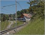 Der MOB Ast 117 in der neuen MOB Farbgebung an einen MOB Panoramic Express auf der Fahrt in Richtung Zweisimmen bei Planchamp.