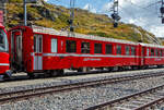 Der 4-achsige 2.Klasse Personenwagen mit Gepckabteil RhB BD 2474, ein verkrzter Einheitswagen II (EW II bzw. FFA2) mit Aluminiumwagenkasten am 06.09.2021 bei der Station Ospizio Bernina im Zugverband.

Gestiegene Fahrgastzahlen und Komfortansprche veranlassten die RhB, das bewhrte Konzept des Einheitswagen I nach etwa einem Jahrzehnt zu berarbeiten und den sogenannten Einheitswagen II (EW II) mit der Industrie zu entwickeln. Mehr als 60 Fahrzeuge dieser Serie konnten ber einen Zeitraum von acht Jahren beschafft werden. Hierzu zhlen auch Sonderbauarten, wie die vier als BD 2471 - 2474 bezeichneten 2. Klasse Wagen mit Gepckabteil, die Steuerwagen BDt 1721 – 1723 und der Speisewagen WR 3815.

Als Verbesserung gegenber den EW I gelten neue Drehgestelle vom Typ SWP 74, der vergrerte Sitzteiler (1.780 mm) in der 2. Klasse, getnte Doppelverglasung und ein verbessertes Heizungs- und Lftungssystem (Hagenuk). Trotz neuer Stoffbezge in der zweiten Wagenklasse, die Anfang der neunziger Jahre die roten und grnen Kunststoffsitzbezge abgelst haben, wirkt das Interieur dieser Fahrzeuge heute gegenber den modernisierten EW I etwas altmodisch. Folgerichtig hat die RhB mit einem umfangreichen Refit-Programm begonnen. Neben einem modernen geschlossenen Toiletten-System erhalten diese Wagen, Dachklimagerte, ein neues Fahrgast-Informationssystem mit Innen- und Auenanzeigen. Ferner wird die Inneneinrichtung zeitgem gestaltet.

TECHNISCHE DATEN:
Baujahre: 1975 bis 1984 (dieser 1982)
Hersteller:  Flug- und Fahrzeugwerke Altenrhein AG (FFA)
Hersteller Drehgestelle: Schindler Waggon Pratteln (SWP) 
Spurweite: 1.000 mm
Anzahl der Achsen: 4
Lnge ber Puffer: 16.450 mm
Drehgestellbauart: SWP 74
Sitzpltze: 27 (2.Klasse)
Eigengewicht: 14,0 t
Ladegewicht: 3,5 t
zulssige Geschwindigkeit: 90 km/h
Lauffhig: StN (Stammnetz) / BB (Berniabahn) / MGB (Matterhorn Gotthard Bahn)