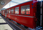 Der vierachsige Velowagen (Fahrradtransportwagen) RhB WS 3913, ex RhB B 2339 am 20 Februar 2017 im RhB Bahnhof St.