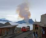   Die Heizöl befeuerte BRB 12 (Kanton Bern) kommt am 29.09.2012, zum letztenmal an diesem Tag, zum Brienzer Rothorn hinauf, hier bei der Einfahrt in die Bergstation Rothorn Kulm (2.244m ü.