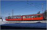 Der  RB Bhe 2/4 N 3 (1937 SLM/BBC) mit einem Steurerwagen auf der Fahrt von Vitznau nach Rigi Kulm beim Halt in Rigi Staffel.