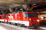   Nachtschwärmereien - Die zb (Zentralbahn)  HGe 4/4 II - 101 965-2 „Lungern“  ist am 29.09.2012 (4:40 Uhr) mit einem Zug der zb im Bahnhof Luzern abgestellt.