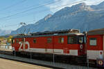 Der Gepäcktriebwagen De 4/4 II / De 110 001-5 (ex Deh 4/6 - 906, ex SBB Fhe 4/6 - 906) der Zentralbahn mit Regionalzug, hier am 30.09.2011 (17:00 Uhr) im Bahnhof Brienz.