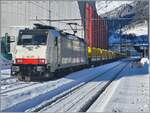 Die Railpool 186 497 ist mit ihrem aus Sggrrs S 204 Wagen bestehenden Ganz-Gterzug in Airolo angekommen.