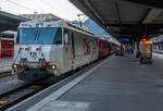 Die weie RhB Ge 4/4 III (BoBo 3) – 643  Vals  mit Werbung fr die Ems-Chemie steht am 06.09.2021im Bahnhof Chur mit dem IR (InterRegio) nach St.