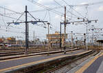 ec/793016/ein-sbb-rabe-501-8222giruno8220-bzw Ein SBB RABe 501 „Giruno“ bzw. „Bussard“ erreicht am 23.07.2022 den Bahnhof Milano Centrale, in der Bildmitte das alte Stellwerk /Posto di movimento) 'Cabnina A' und rechts die 'Cabnina C'.

Die SBB RABe 501 „Giruno“ sind  200 Meter lange elfteilige Gliederzüge der SBB die von Stadler Rail gebaut werden. Die SBB bezeichnen die Züge auch als Giruno (abgeleitet aus rätoromanisch girùn für „Bussard“), von Stadler Rail werden sie als SMILE (für „Schneller Mehrsystemfähiger Innovativer Leichter Expresszug“, bis 2017 Stadler EC250) bezeichnet. 

Der Giruno ist auch in Italien, Deutschland und Österreich zugelassen.
Die bis zu 250 km/h schnellen neuen Züge werden seit 2019 eingesetzt. Am Gotthard ersetzen die Züge langfristig die Neigezüge der Typen ICN und ETR 610. 
