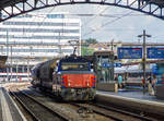 eem-923/658730/die-sbb-cargo-eem-923-010-3 
Die SBB Cargo Eem 923 010-3 'Suhrerchopf' (Eem 97 85 1 923 010-3 CH-SBB C) fährt am 18.05.2018 mit zwei Schüttgutwagen durch den Bahnhof Lausanne.

Die Zweifrequenz-Hybridlokomotive BUTLER wurde 2012 von Stadler Winterthur unter der Fabriknummer  L-11000/010 gebaut. 