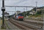 Die Eem 923 026-9  Hofberg  beim Manöver der Tagnpps in Les Hauts-Geneveys: drei Wagen werden zur Beladung bei der Landi (Gleis 4) verschoben, während drei weitere in der Zwischenzeit auf