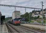 Die SBB Caargo Eem 923 026-9 ist mit seinen sechs Tagnpps Güterwagen von Neuchâtel kommend in Les Hauts-Geneveys eingetroffen und der Lokführer manövriert nun in Personalunion als