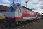 Am frühen Abend von 21 Mai 2022 hällt Gorilla 350 018 mit ein EC nach Zilina über Ostrava in Hranice nad Morave.