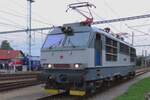 ES 499-0001 steht am 27 September 2025 in Benesov u Prahy und wird sich vor der abentlicher Sonderzug mit Retro-Wagen nach Praha hl.n. setzen. ES 499-0001 steht am 27 September 2025 in Benesov u Prahy und wird sich vor der abentlicher Sonderzug mit Retro-Wagen nach Praha hl.n. setzen.
